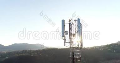 日落时3G4G天线的空中镜头